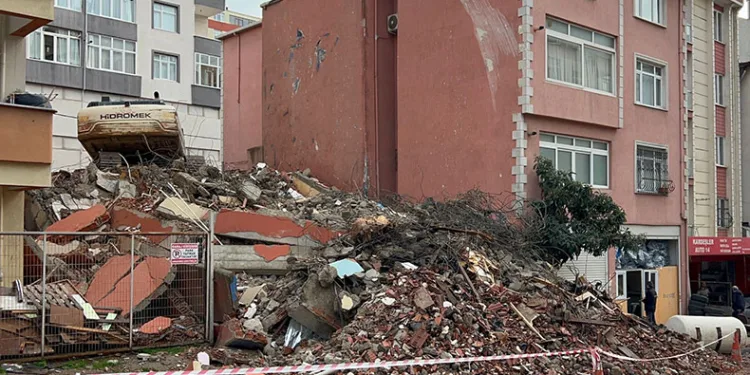 Bina yıkım esnasında caddeye çöktü
