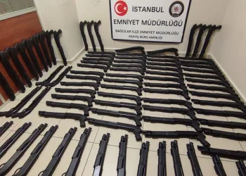 Durdurulan otomobil silah deposu çıktı