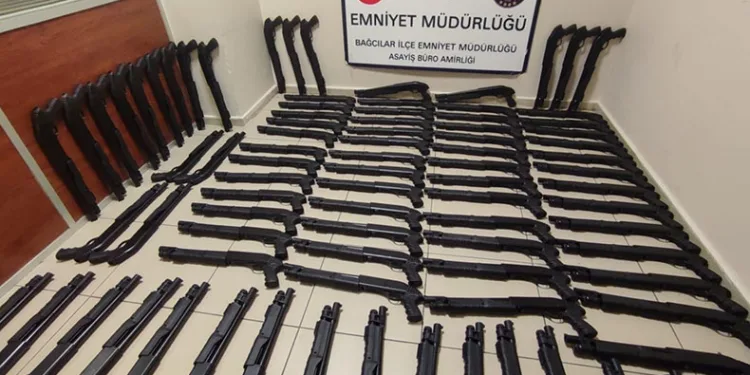 Durdurulan otomobil silah deposu çıktı