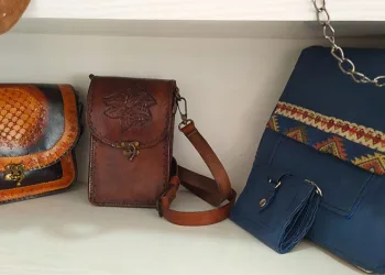Kadınlar deriyi işleyip ev ekonomisine katkı sağlıyorlar