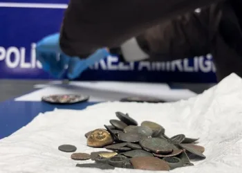 Tarihi eser kaçakçısı tarihi sokakta yakalandı