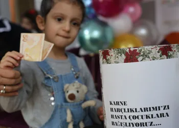 Harçlıklarını hasta çocuklara bağışladı