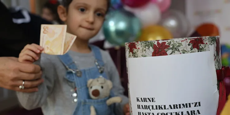 Harçlıklarını hasta çocuklara bağışladı