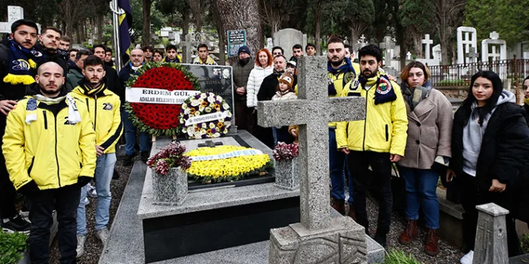Lefter Küçükandonyadis kabri başında anıldı