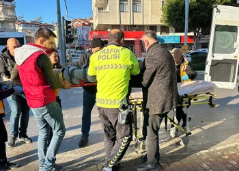 Otomobilin çarptığı motosiklet sürücüsü yaralandı