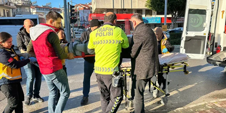 Otomobilin çarptığı motosiklet sürücüsü yaralandı