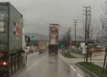 Bursa’da kamyon damperi açık şekilde seyretti