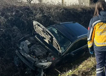 Bursa’da iki otomobil çarpıştı