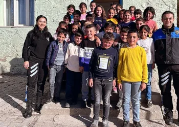 Yüksekova polisinden 7 bin 100 öğrenciye seminer