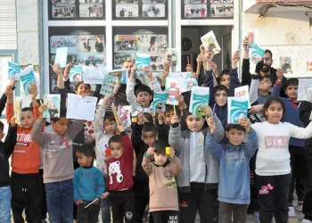 Muhtar amcadan çocuklara karne hediyesi