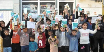 Muhtar amcadan çocuklara karne hediyesi