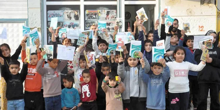 Muhtar amcadan çocuklara karne hediyesi