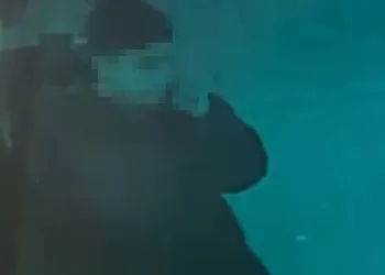 Konuşacakmış gibi yaparak gülümseyip karnından vurdu