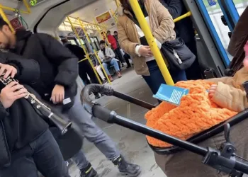Bursa Metrosu’nda ağlayan bebeği klarnet ile uyuttular