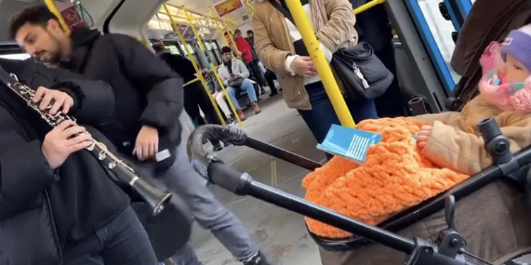 Bursa Metrosu’nda ağlayan bebeği klarnet ile uyuttular