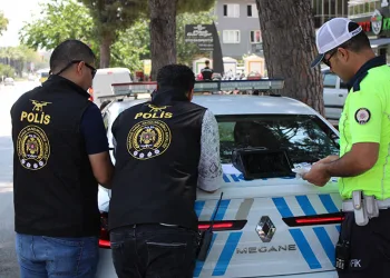 Ehliyetsiz ve plakasız motosiklet sürücüsü cezadan kaçamadı