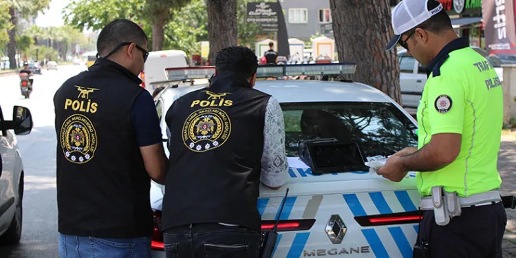 Ehliyetsiz ve plakasız motosiklet sürücüsü cezadan kaçamadı