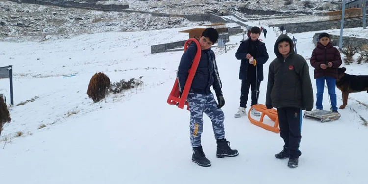 Kars’ta çocukların düşe kalka kızak keyfi