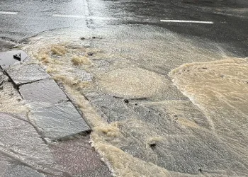 Kanalizasyon borusu patladı, cadde göle döndü