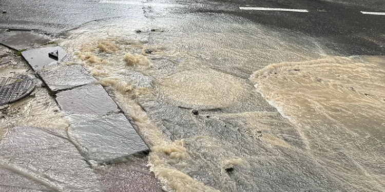 Kanalizasyon borusu patladı, cadde göle döndü