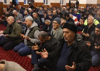 Hatay’da vatandaşlar camilere akın etti