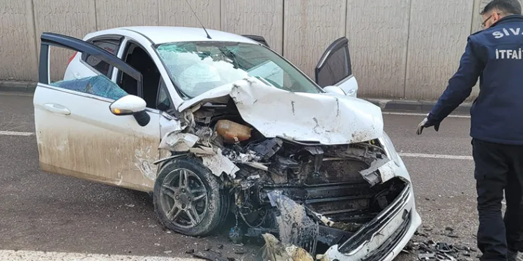 Sivas’ta otomobiller kafa kafaya çarpıştı