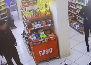 Pompalı tüfekle markete giren gaspçıları paspasla kovaladı