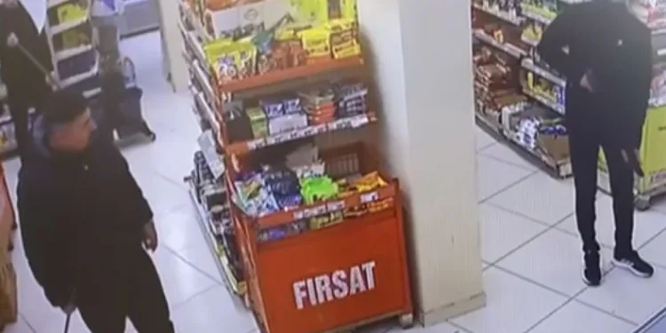 Pompalı tüfekle markete giren gaspçıları paspasla kovaladı
