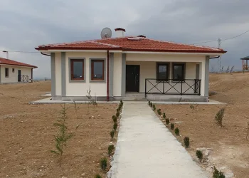 Yapımı tamamlanan evler teslim ediliyor