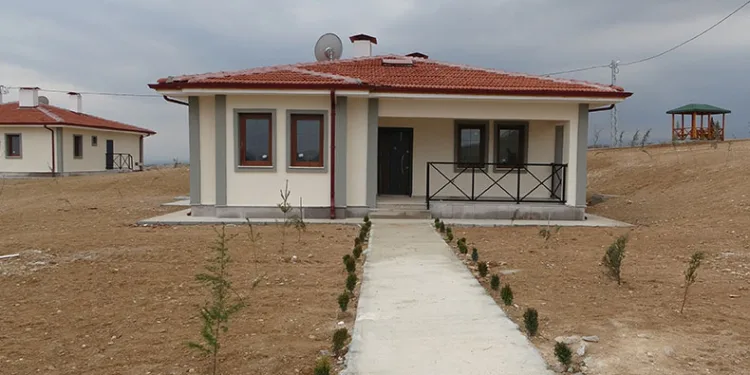 Yapımı tamamlanan evler teslim ediliyor