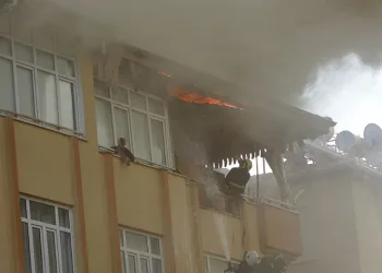 Sobadan boşaltılan kül apartmanı yakıyordu