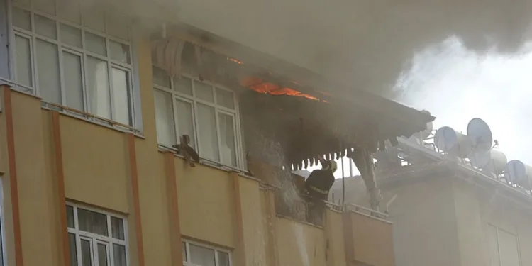 Sobadan boşaltılan kül apartmanı yakıyordu