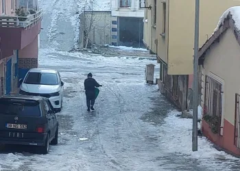 Yollar adeta buz pistine döndü