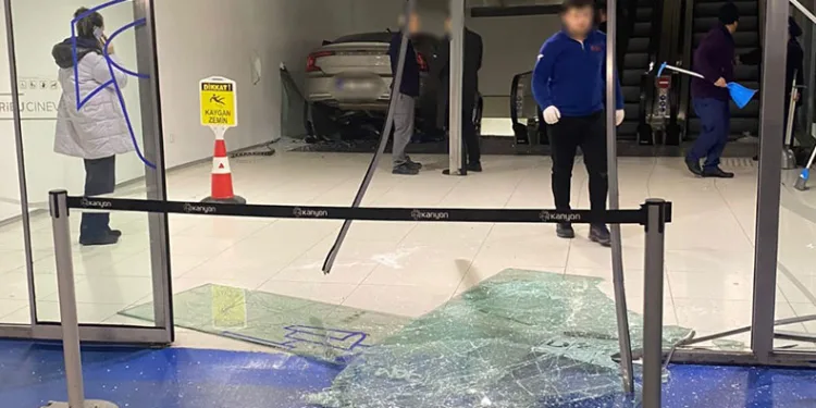 Otomobille yürüyen merdivene daldı