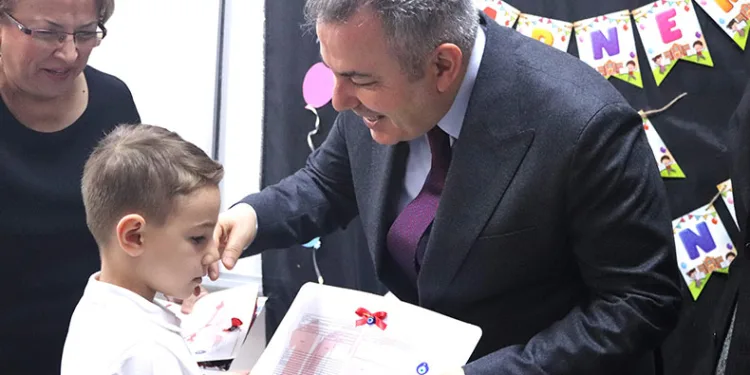 784 bin öğrenci karne heyecanı yaşadı