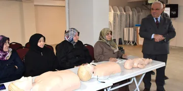 İlk yardımın önemine değinerek seminere katıldı