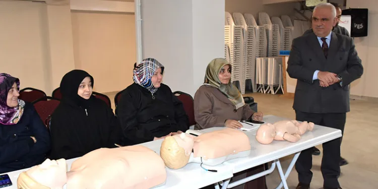 İlk yardımın önemine değinerek seminere katıldı