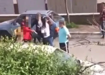 Kadınların bıçaklı sopalı kavgası kamerada