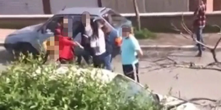 Kadınların bıçaklı sopalı kavgası kamerada