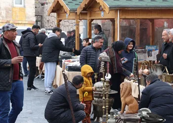Talas’ta yılın ilk antika pazarı