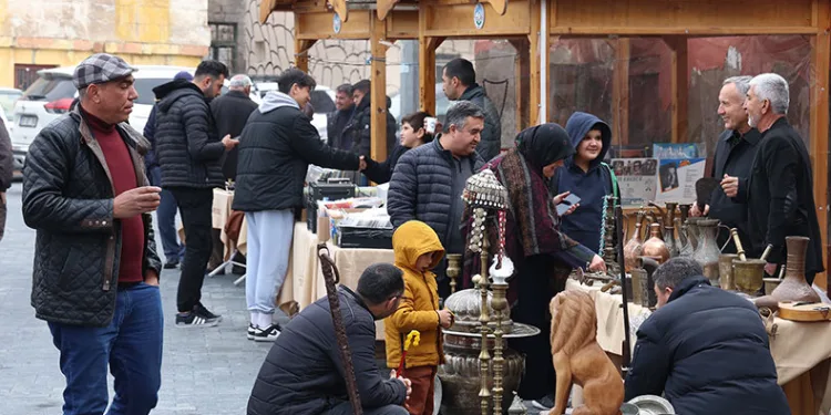 Talas’ta yılın ilk antika pazarı