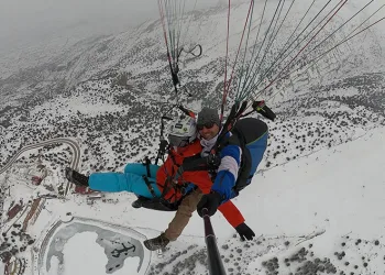 Adrenalin dolu ‘göl manzaralı’ yamaç paraşütü
