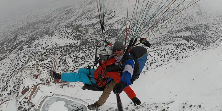 Adrenalin dolu ‘göl manzaralı’ yamaç paraşütü