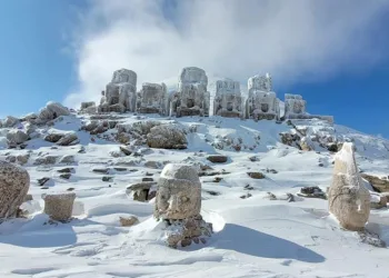 Nemrut Dağı yeniden beyaza büründü