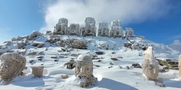 Nemrut Dağı yeniden beyaza büründü