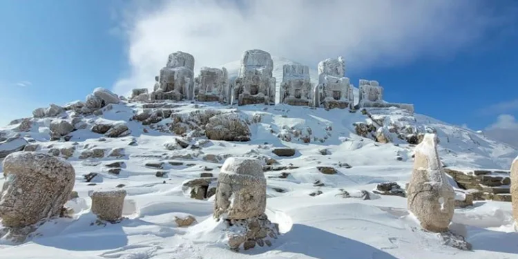 Nemrut Dağı yeniden beyaza büründü