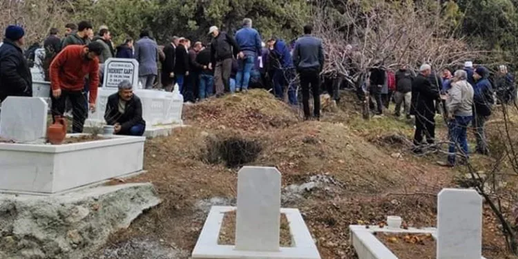 Elektrik direğinden düşen işçi hayatını kaybetti
