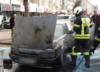 Marşa bastı, araba yandı