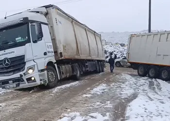 Bursa’da kar yağışı sonrası tırlar yolda kaldı