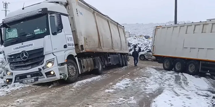 Bursa’da kar yağışı sonrası tırlar yolda kaldı